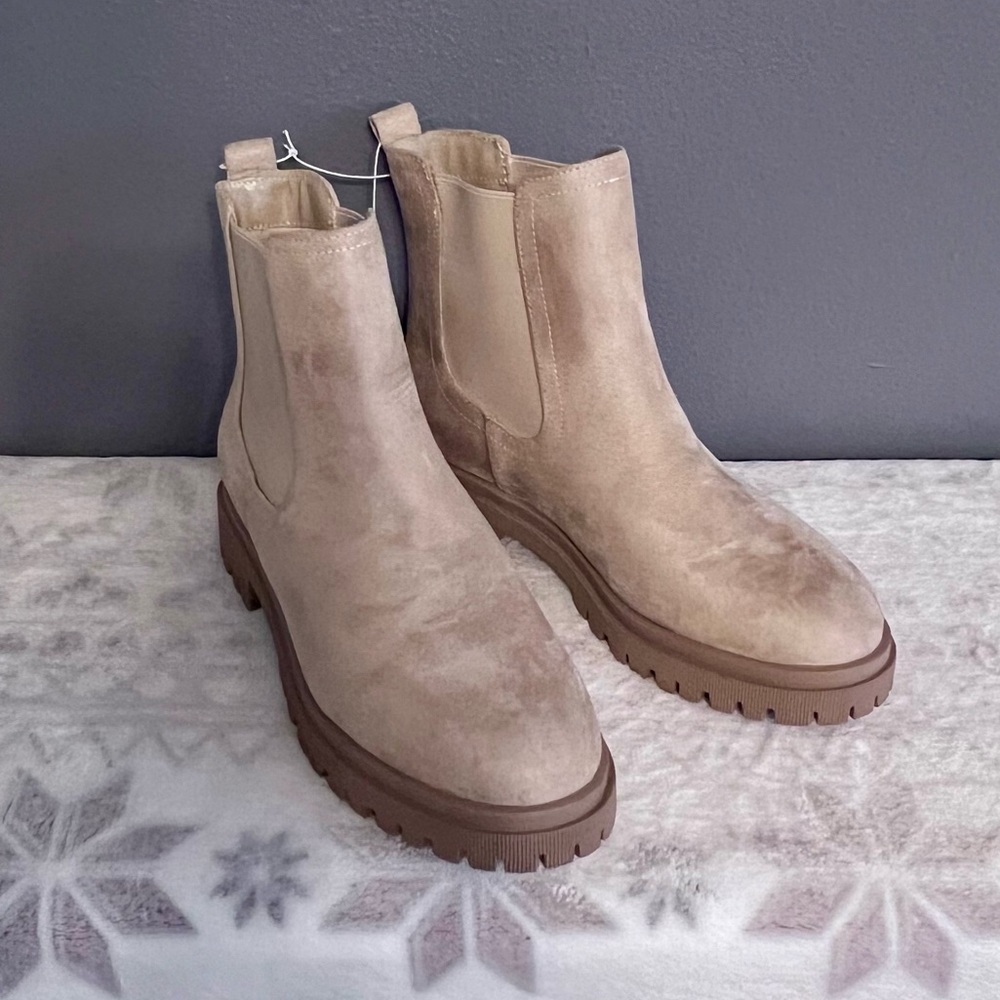 Old Navy Taupe Faux Suede‎ Chelsea Boot Chunky Heel Women’s Size 8.5, NWT - Picture 4 of 12